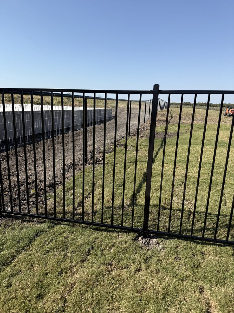 Fence post detail and craftsmanship by Landeros Fence & Construction