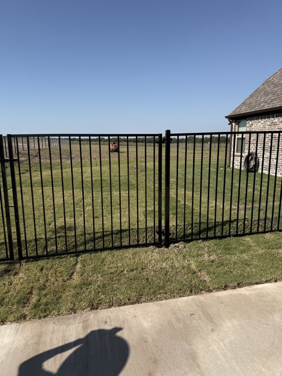 Privacy fence corner detail in Lake Dallas TX by Landeros Fence