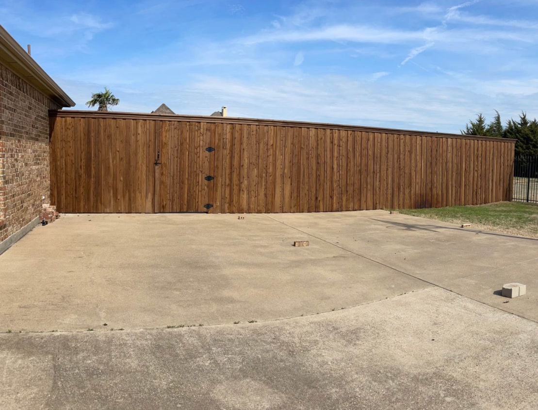 Privacy fence with metal posts back view in North Texas by Landeros Fence